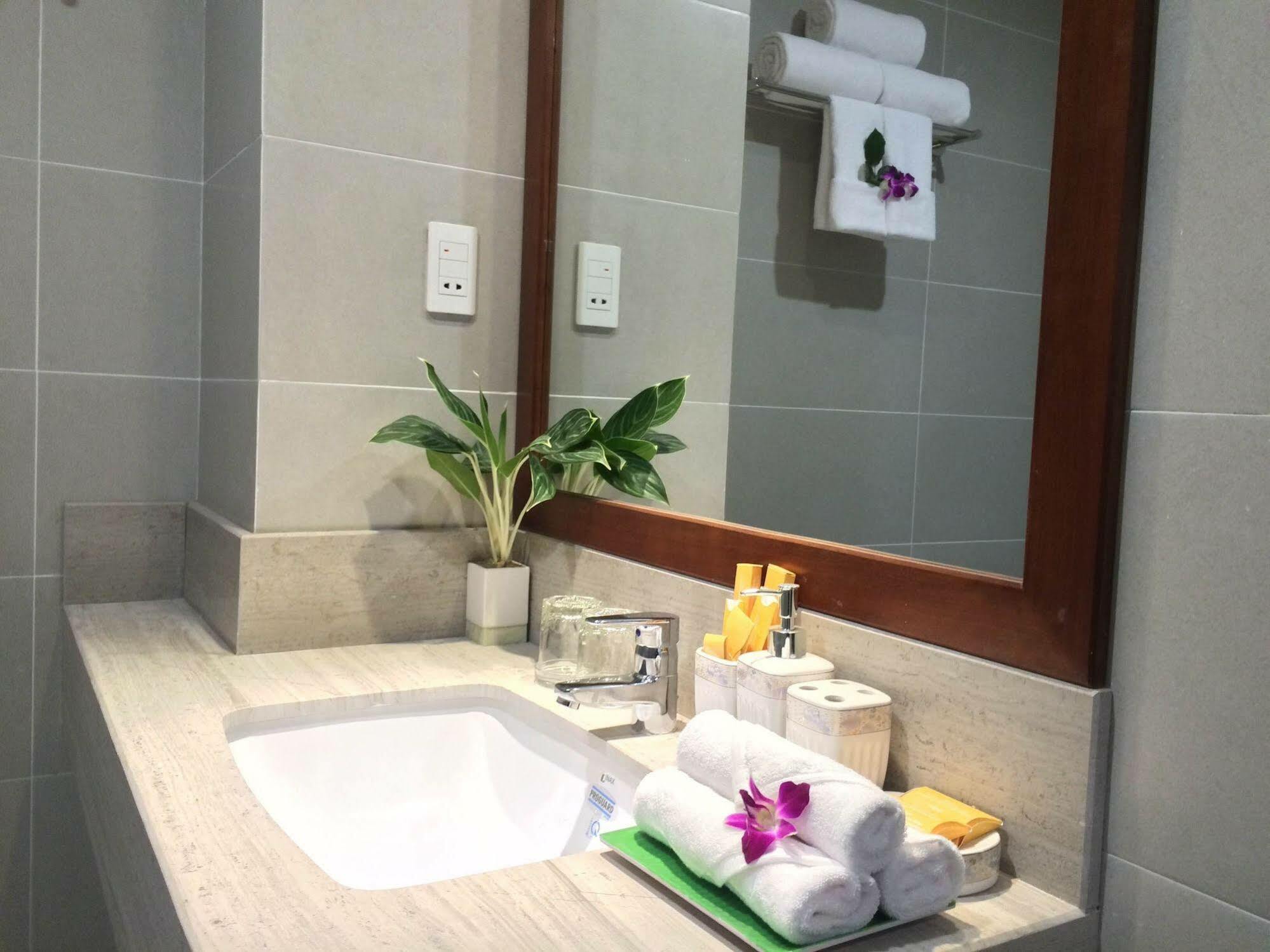 Ocean Flower Hotel Danang Exterior photo